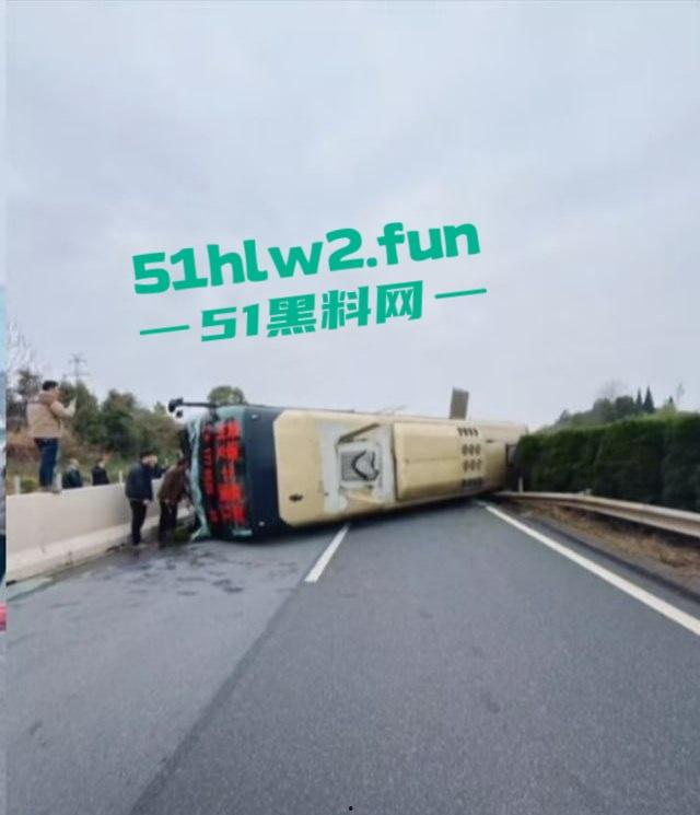 江西新余大巴司机神操作,低头摸东西,方向盘当摆设,乘客免费体验甩干模式,整车人陪他玩命!-2