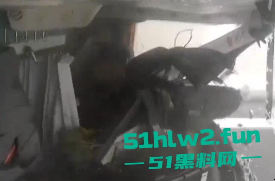 江西新余大巴司机神操作,低头摸东西,方向盘当摆设,乘客免费体验甩干模式,整车人陪他玩命!-3