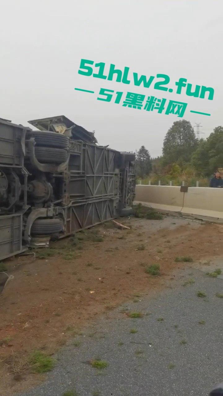 江西新余大巴司机神操作,低头摸东西,方向盘当摆设,乘客免费体验甩干模式,整车人陪他玩命!-5