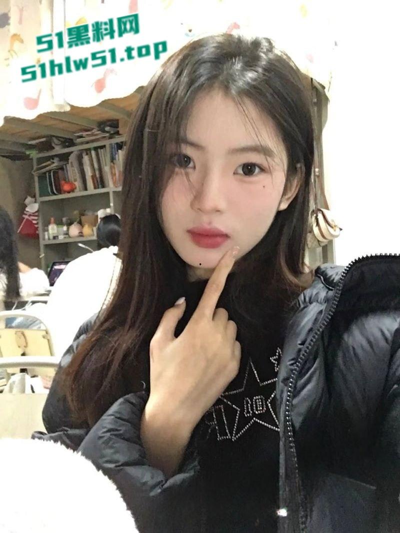 湖南清纯学生妹惨遭精神黄毛做爱,私密拍摄视频曝光,身材娇小曲线撩人,白虎嫩穴被黄毛无套爆操淫叫连连!-1