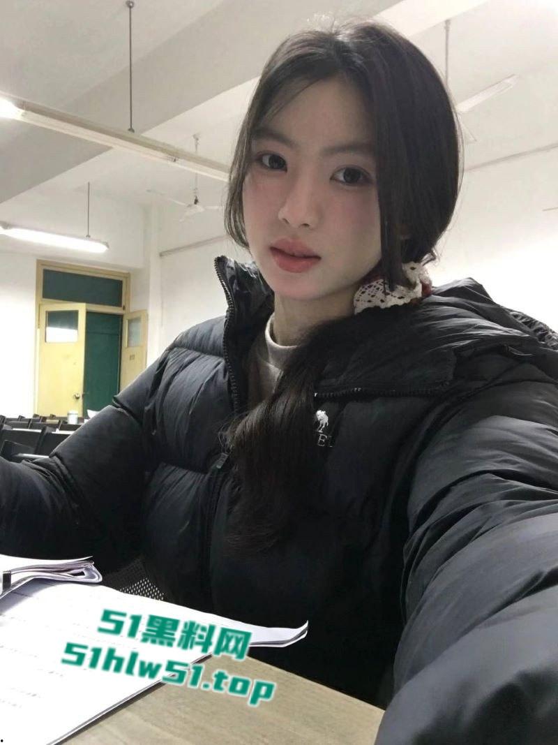 湖南清纯学生妹惨遭精神黄毛做爱,私密拍摄视频曝光,身材娇小曲线撩人,白虎嫩穴被黄毛无套爆操淫叫连连!-2