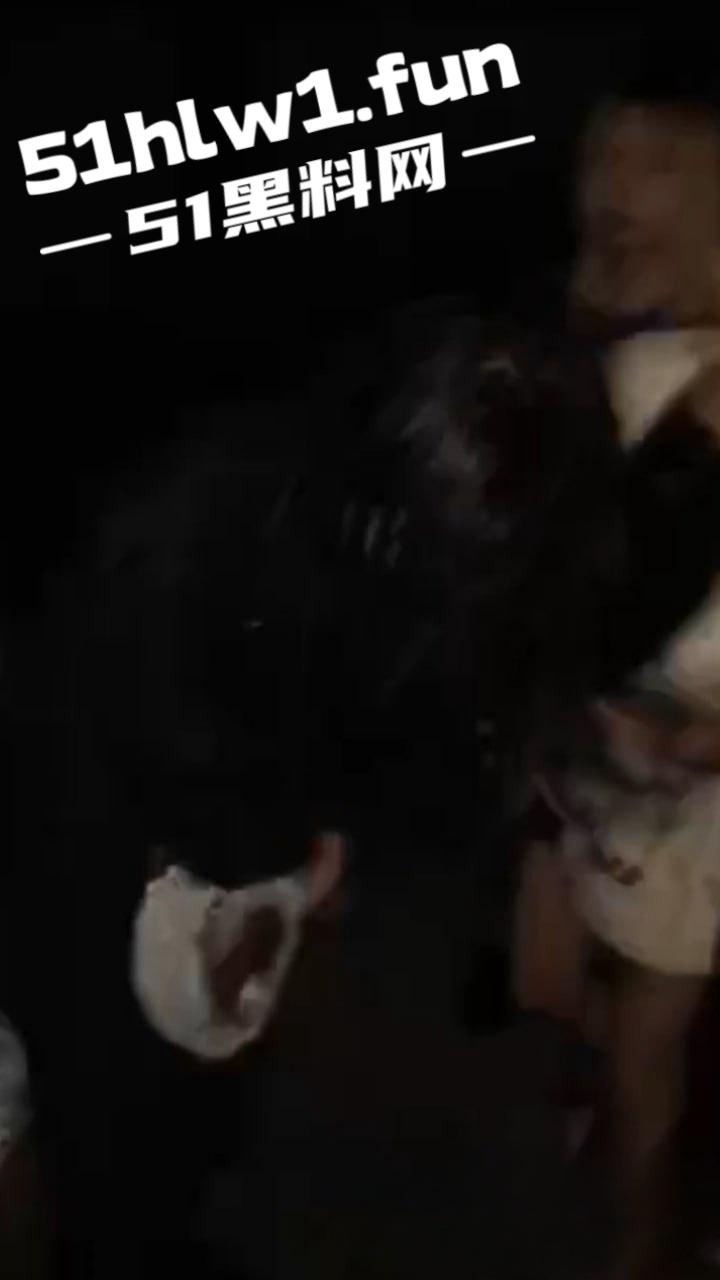 霸凌女的现世报!安徽铜陵精神小妹霸凌同班女生索要奶茶 被女生校外大姐头带人围殴 简直不要太爽!-1