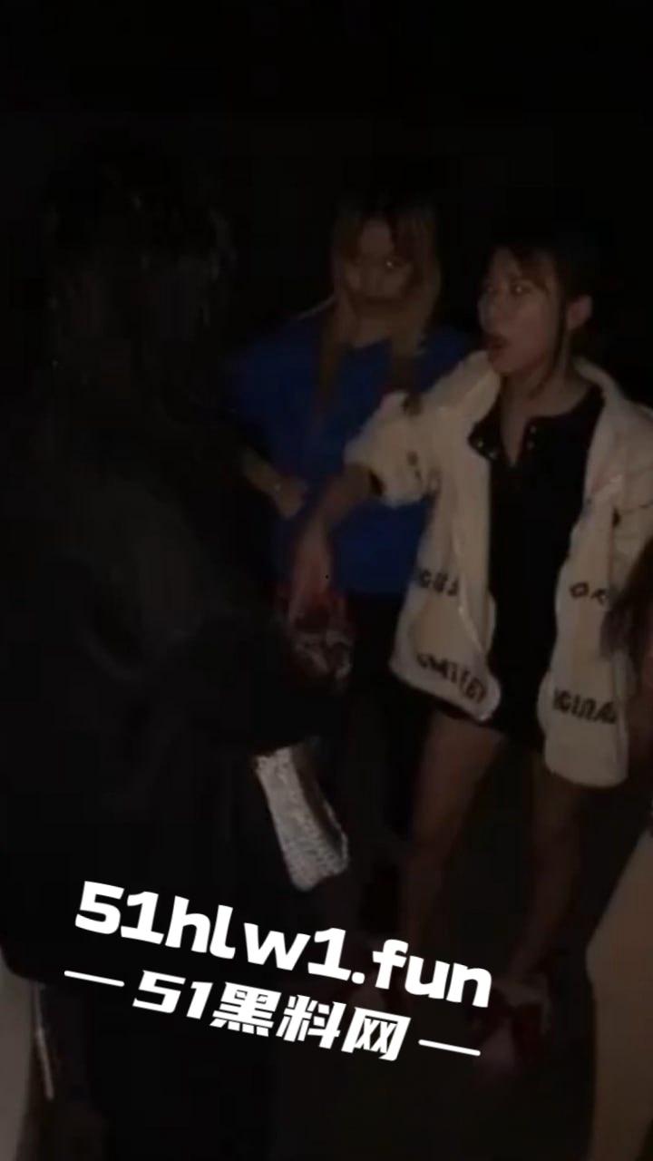 霸凌女的现世报!安徽铜陵精神小妹霸凌同班女生索要奶茶 被女生校外大姐头带人围殴 简直不要太爽!-3