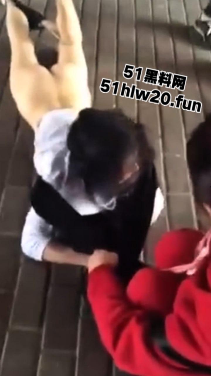 浙江街头捉奸现场,女子带家里弟弟和哥哥一起围堵小三当街扒光殴打,目前打人者已经被刑拘。-3