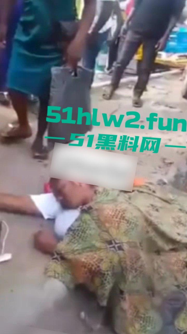 【血腥恐怖】尼日利亚重大车祸一妇女坐在货车前休息,由于视线盲区司机并未发现 将其碾压成两截。-5