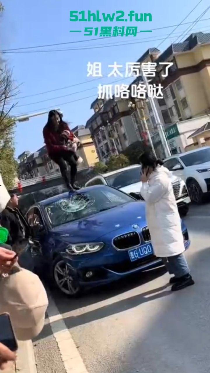 贵州紫云硬核原配当街抓小三,骑车顶猛砸车吓得狗男女龟缩车内不敢出,当街大闹惹人围观。-3