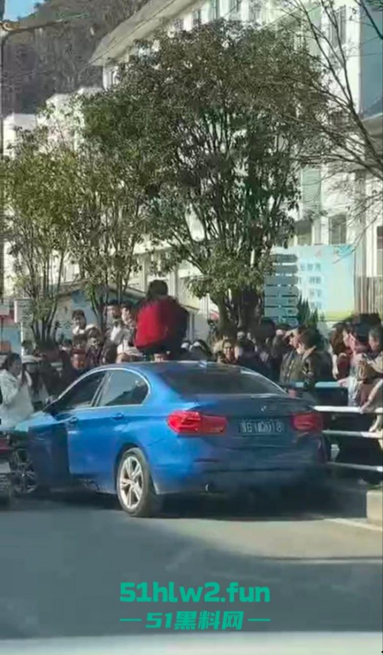 贵州紫云硬核原配当街抓小三,骑车顶猛砸车吓得狗男女龟缩车内不敢出,当街大闹惹人围观。-5