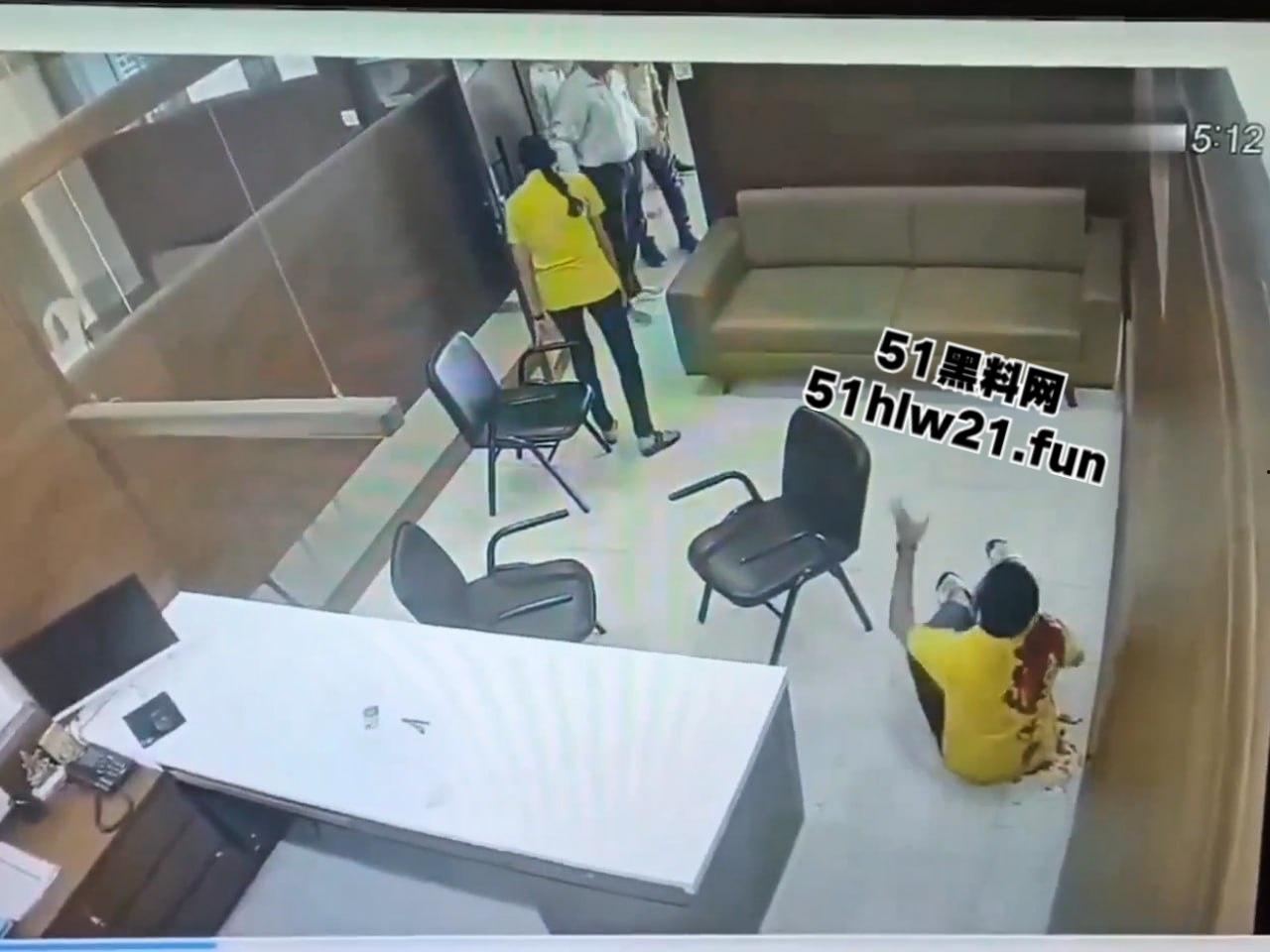 印度保险公司杀人案,男子母亲生病住院找医保公司报销,结果各种理由推脱遭男子持刀猛捅。-2