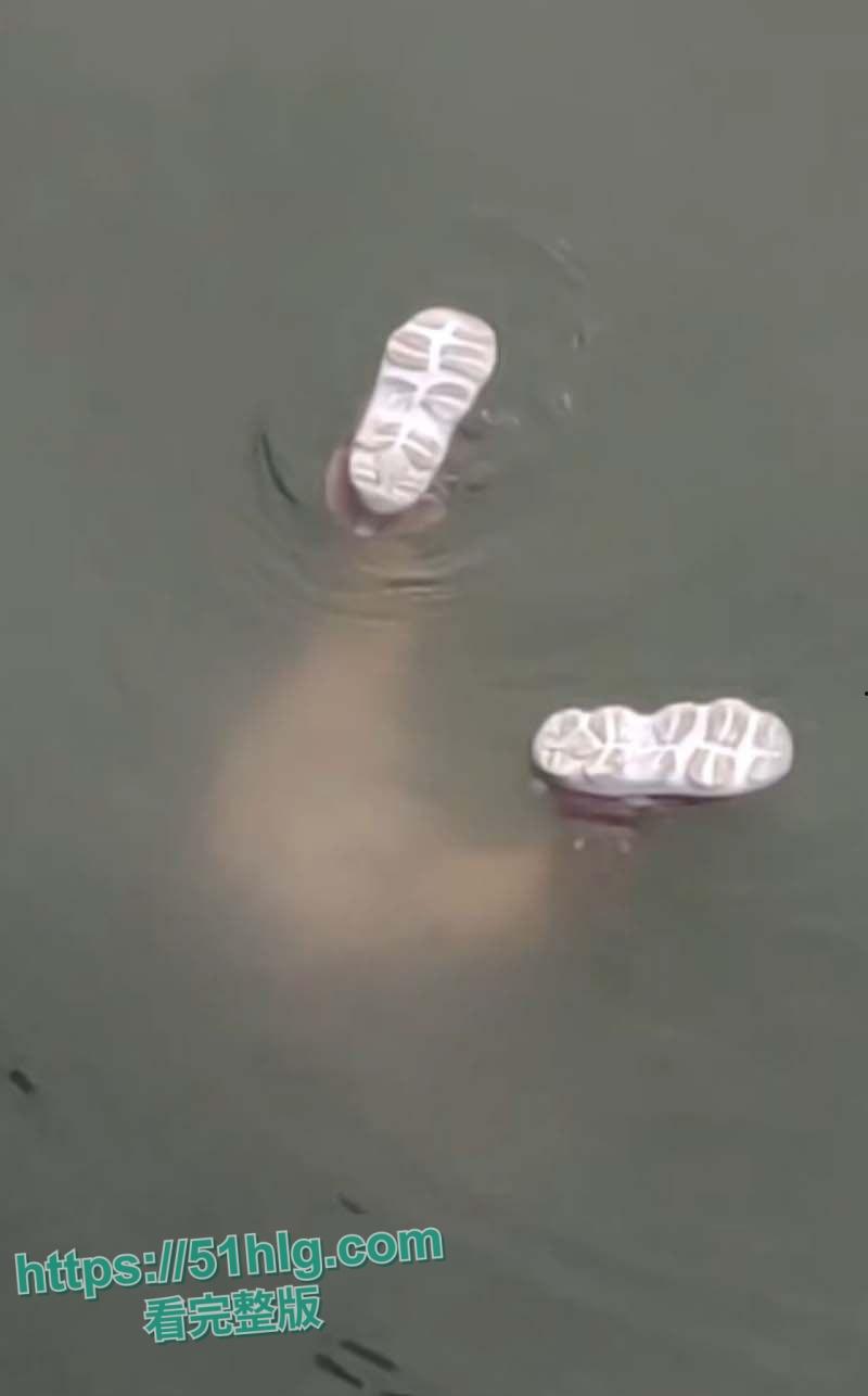 国外大瓜!【马来西亚吉胆岛】 一宝妈因争夺抚养权问题 深夜携3岁女儿跳海轻生 监控记录全程 结局令人惋惜-2