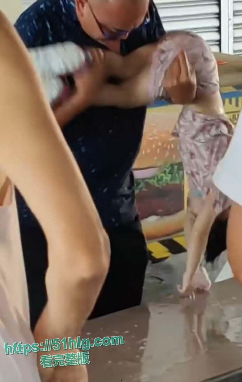 国外大瓜!【马来西亚吉胆岛】 一宝妈因争夺抚养权问题 深夜携3岁女儿跳海轻生 监控记录全程 结局令人惋惜-4