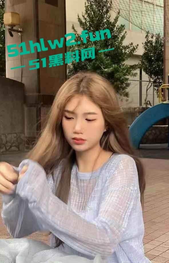 苏州夜店骚鸡【张怡彤】 高冷颜值大奶尤物,巨乳白嫩硕大腰肢纤细美腿修长居家自拍勾引客人,大尺度视图流出。-2