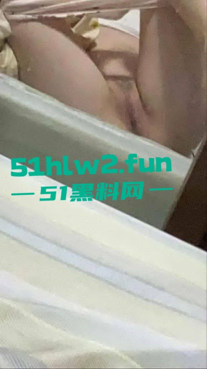 苏州夜店骚鸡【张怡彤】 高冷颜值大奶尤物,巨乳白嫩硕大腰肢纤细美腿修长居家自拍勾引客人,大尺度视图流出。-4