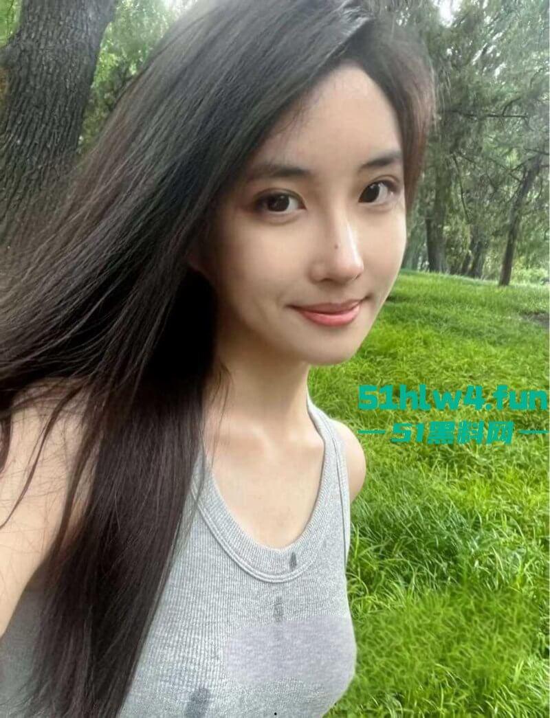 天津港大瓜,现实版美女与肥胖油腻中年男,包养高颜值苗条大学生落地窗前激情大战三十秒,演技是真棒!-4