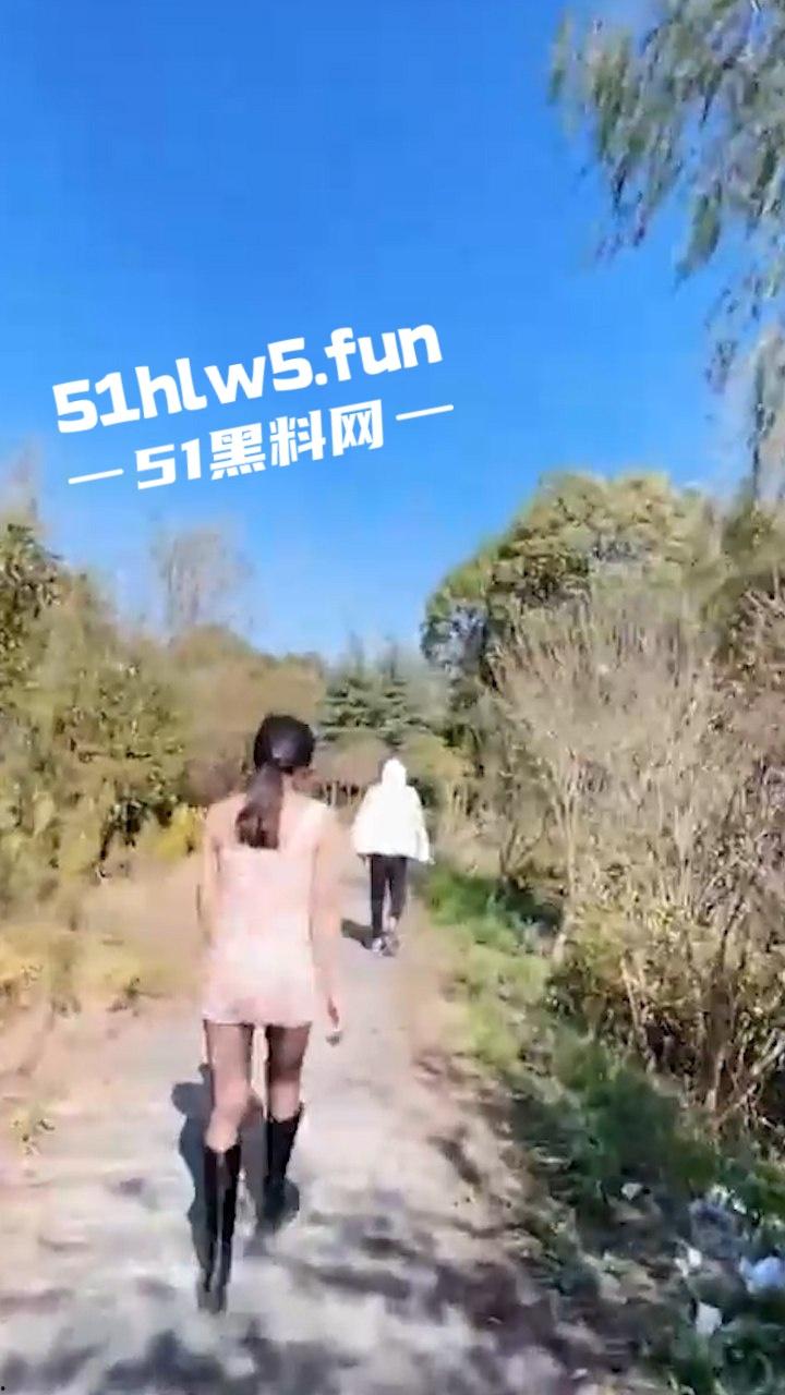 家有娇妻【2】带骚老婆逛景区玩刺激,偶遇单独路人献妻给操满足我的绿帽愿望。-3