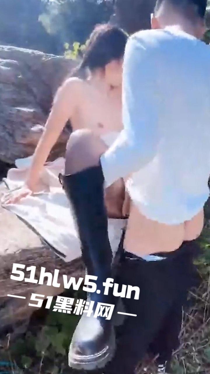 家有娇妻【2】带骚老婆逛景区玩刺激,偶遇单独路人献妻给操满足我的绿帽愿望。-7