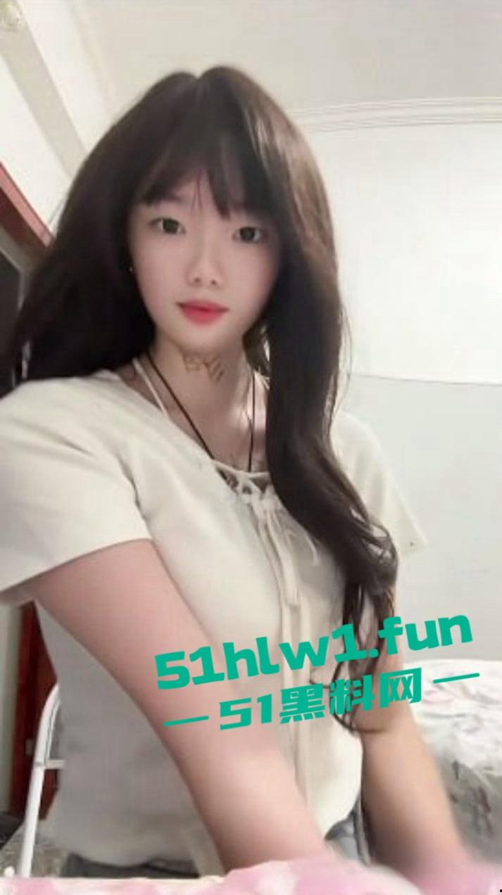 快手反差嫩妹主播【左嫡】身材纤细的大奶女神 和土豪1v1裸聊 展示细腰翘乳秀完美身材-8