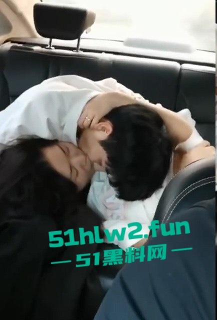 网约车秒变激情角落,小情侣后座干柴烈火,亲到腿软手伸裙底扣逼,司机大哥强忍不回头!-1