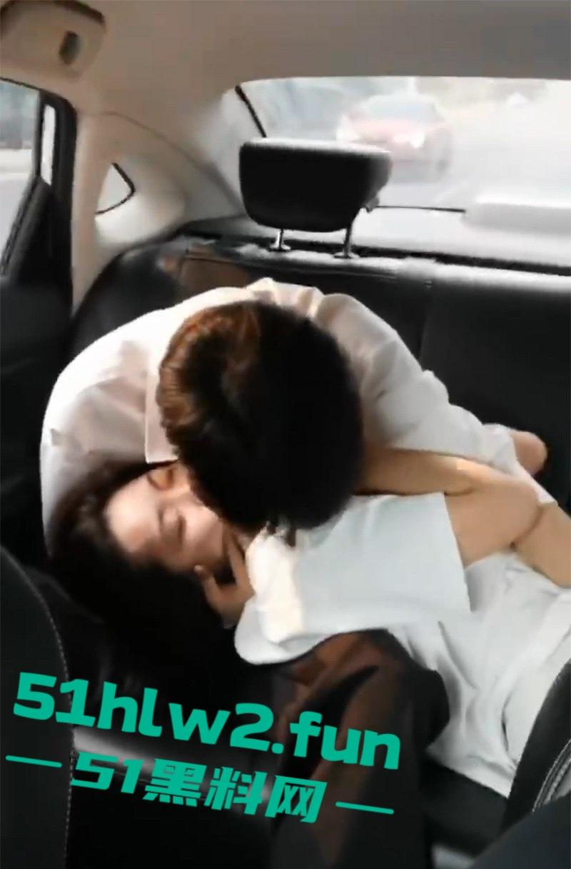 网约车秒变激情角落,小情侣后座干柴烈火,亲到腿软手伸裙底扣逼,司机大哥强忍不回头!-3