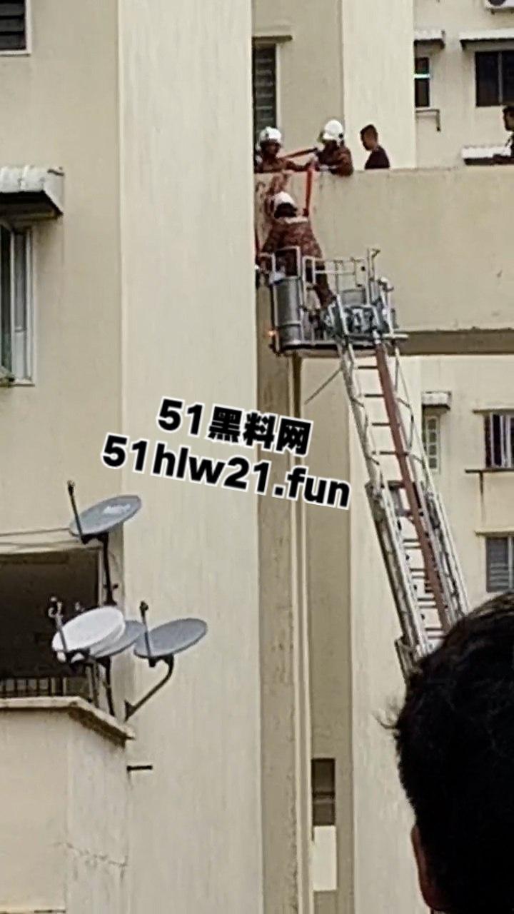 血腥慎入！男子跳楼被腰斩上体消失肠血乱飞，处理现场人员的心理阴影面积有点大！-4