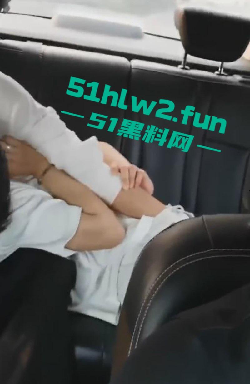 网约车秒变激情角落,小情侣后座干柴烈火,亲到腿软手伸裙底扣逼,司机大哥强忍不回头!-5