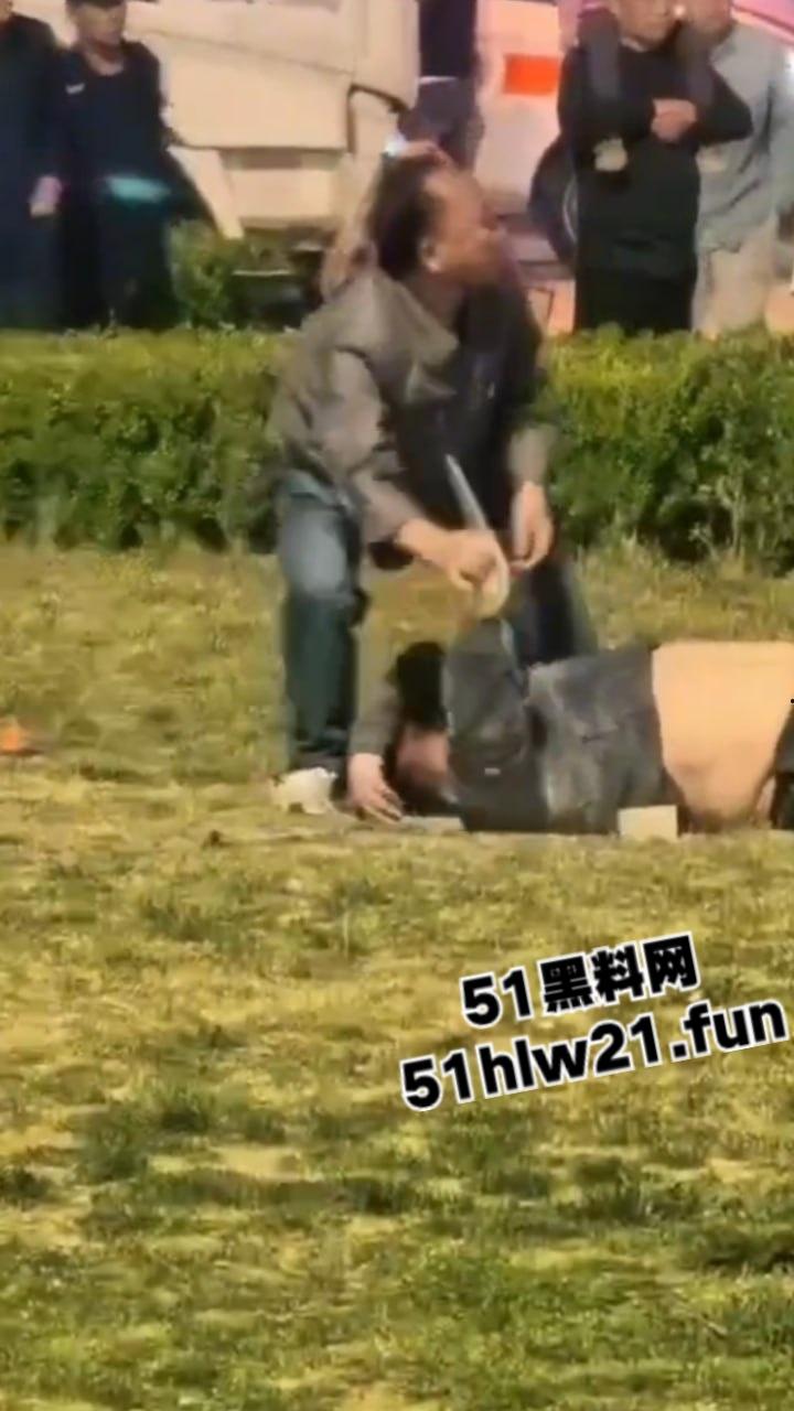 河北石家庄捅人事件,因孩子起争执叫人殴打对方,结果来人直接掏刀捅人现场视频流出。-2