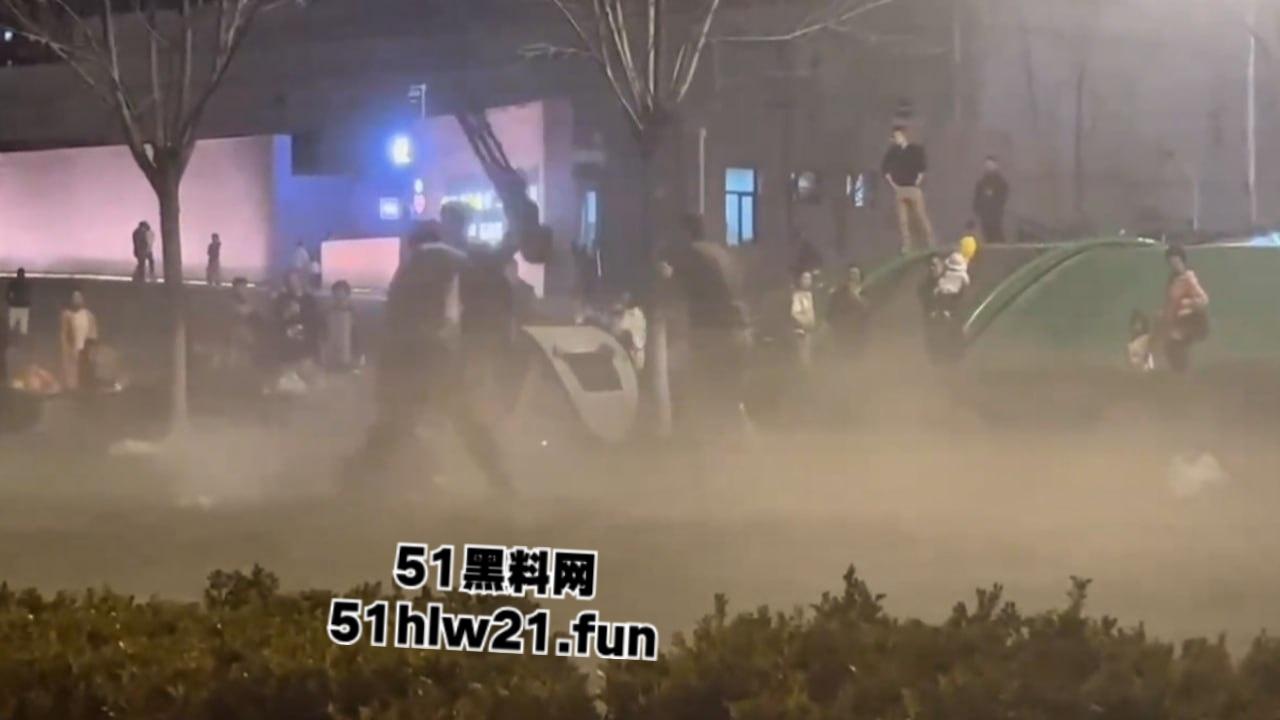 河北石家庄捅人事件,因孩子起争执叫人殴打对方,结果来人直接掏刀捅人现场视频流出。-8