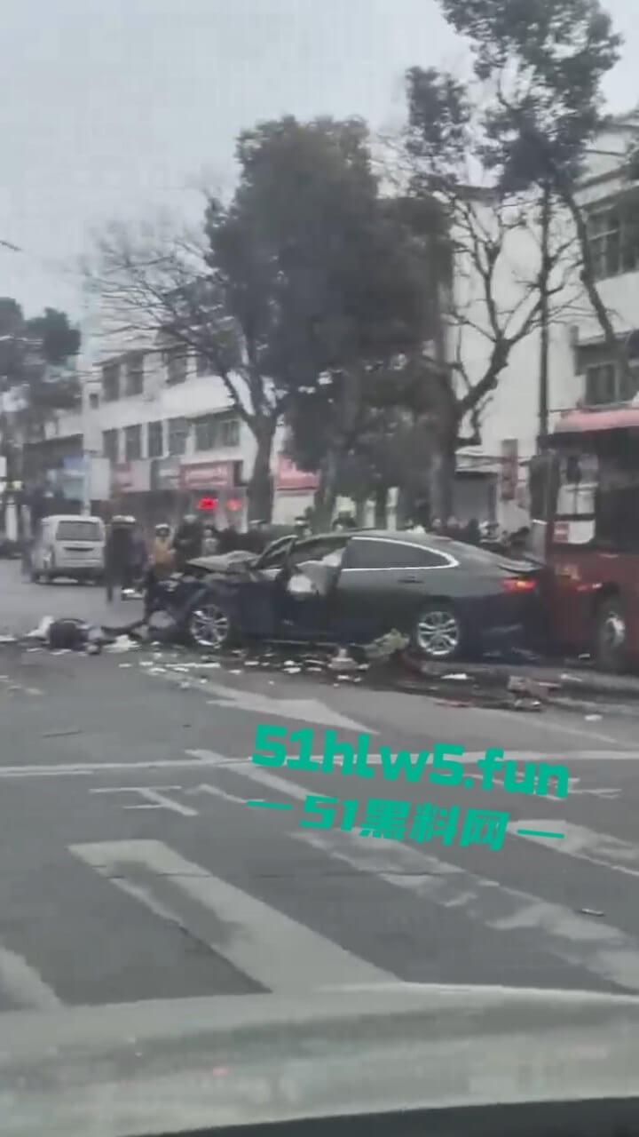 江苏镇江重大车祸,一辆纯电SUV逆行撞上对面轿车造成三人死亡,肇事司机抢救后并无生命危险。-2