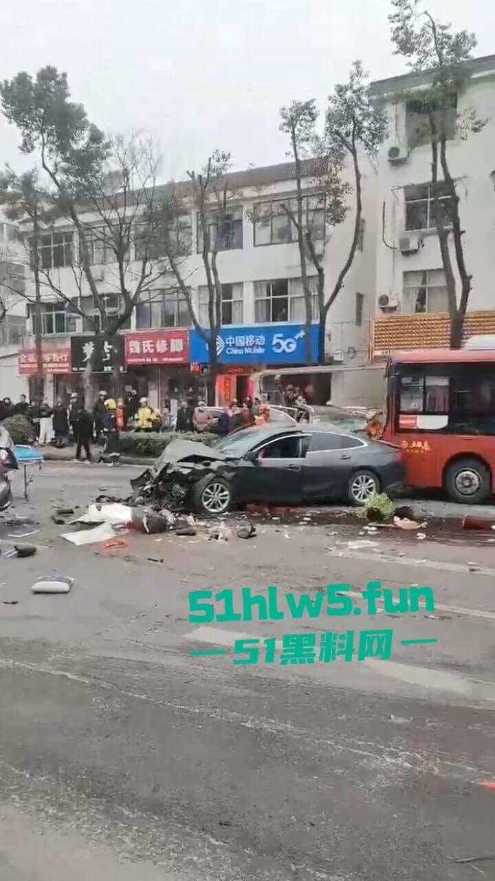 江苏镇江重大车祸,一辆纯电SUV逆行撞上对面轿车造成三人死亡,肇事司机抢救后并无生命危险。-3