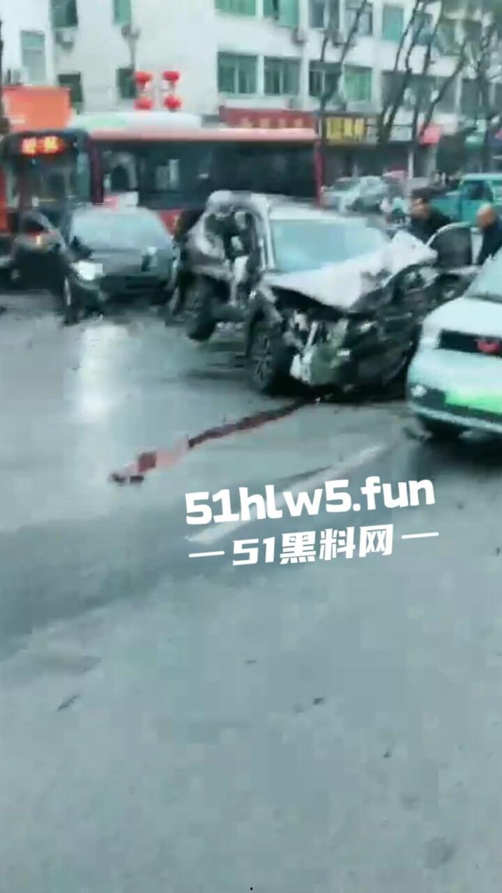 江苏镇江重大车祸,一辆纯电SUV逆行撞上对面轿车造成三人死亡,肇事司机抢救后并无生命危险。-5