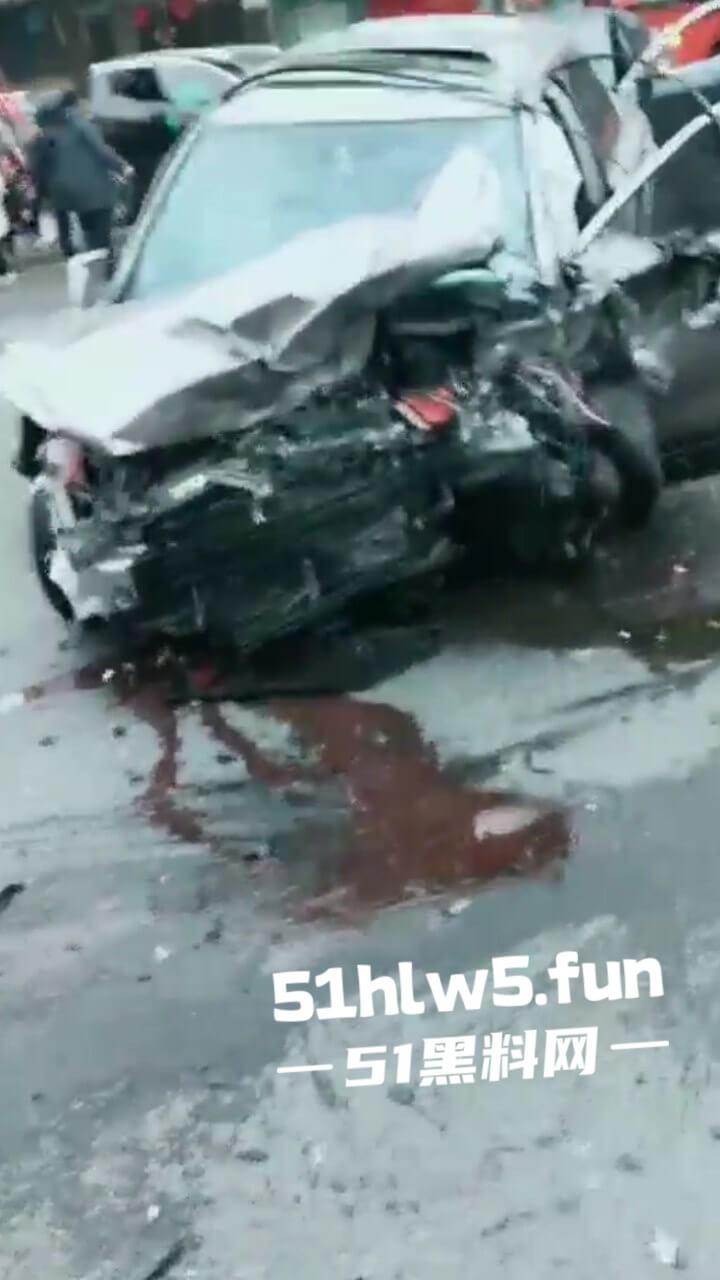 江苏镇江重大车祸,一辆纯电SUV逆行撞上对面轿车造成三人死亡,肇事司机抢救后并无生命危险。-7