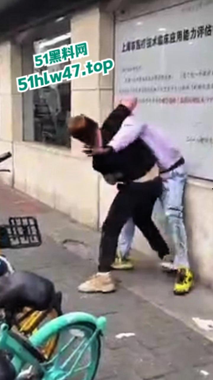 广州黑人被精神小伙爆揍,网友恶嘲这是汉人殖民者,在广坎达街头殴打土著,原来广州早已被黑人占领了啊!-1
