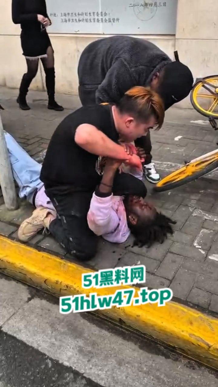 广州黑人被精神小伙爆揍,网友恶嘲这是汉人殖民者,在广坎达街头殴打土著,原来广州早已被黑人占领了啊!-3