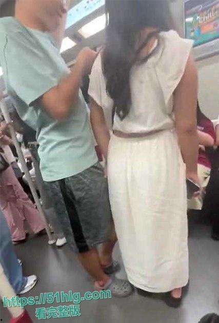 【广州】地铁惊现女痴汉 白衣骚女大胆抚摸男乘客肉棒 握住揉搓让人看呆 两人下车后酒店约炮疯狂做爱-2