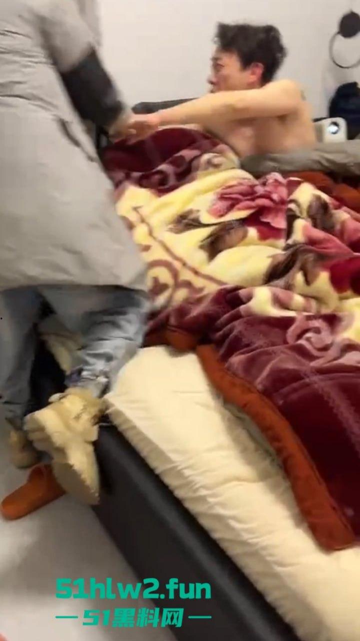 大年初七抓骚鸡,重庆狗男女年假抓紧操逼原配带舅哥突然杀回捉奸在床,现场视频流出。-3