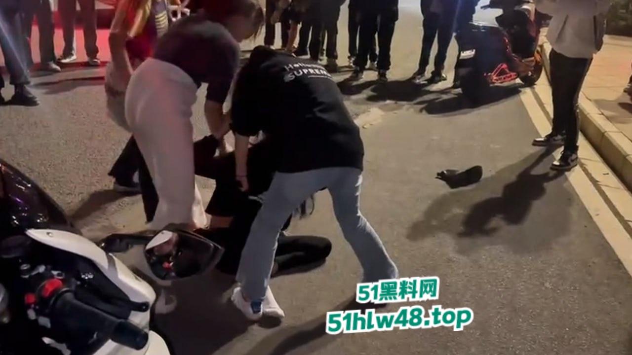 广东佛山精神小妹带人打架从单挑变群殴,女人打架真不讲武德,不过女人不撕衣服缺少精髓。-2