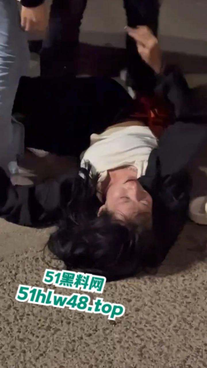 广东佛山精神小妹带人打架从单挑变群殴,女人打架真不讲武德,不过女人不撕衣服缺少精髓。-7