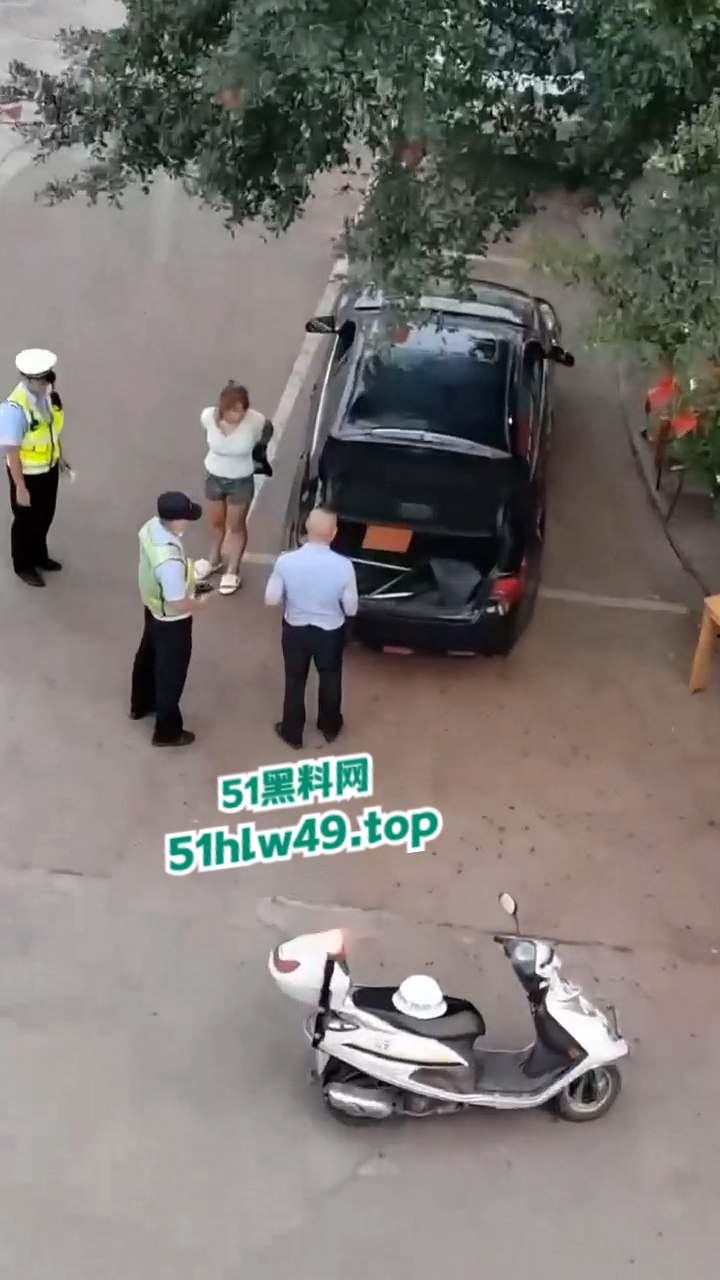 广东深圳精神小妹自驾无牌车辆小学门口,冲卡撞人后背厢藏刀带凶早想报复社会?-1