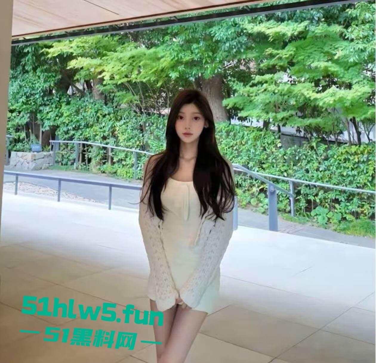 抖音高颜值网红【寺圭森寺森】直播时被操逼吗? 面无表情继续直播,引发网友们的高度关注。-2