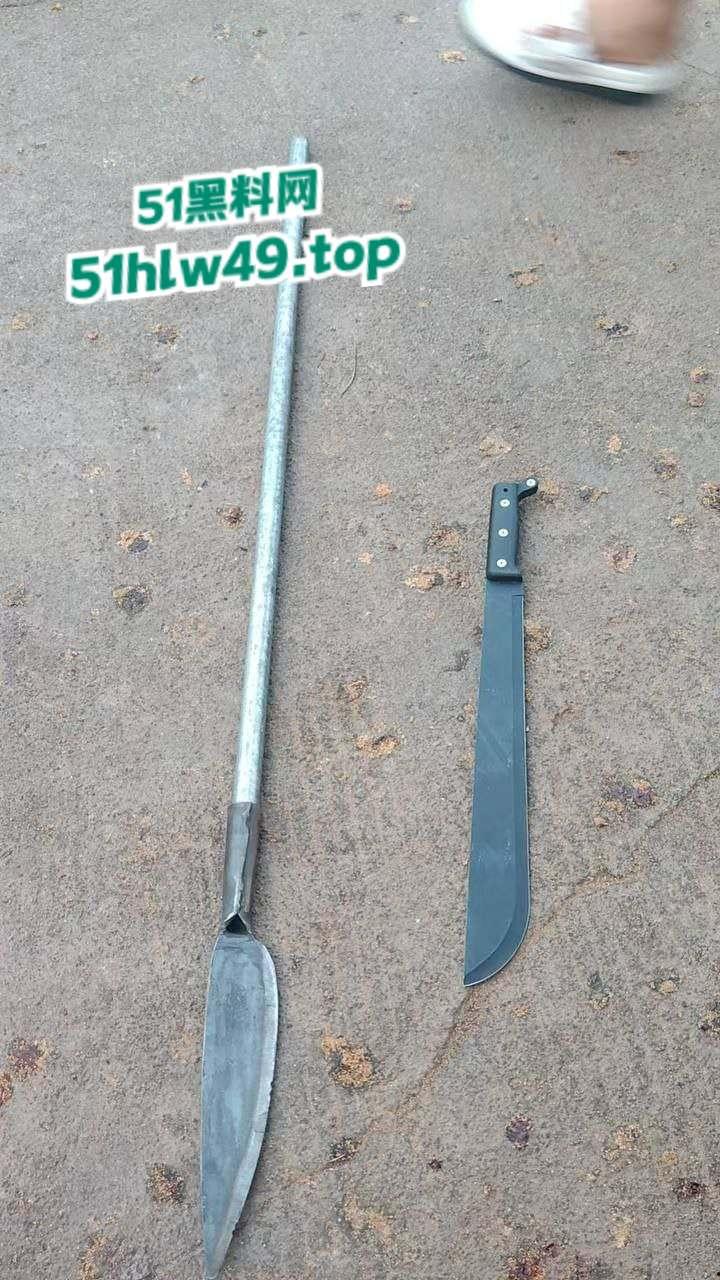 广东深圳精神小妹自驾无牌车辆小学门口,冲卡撞人后背厢藏刀带凶早想报复社会?-4