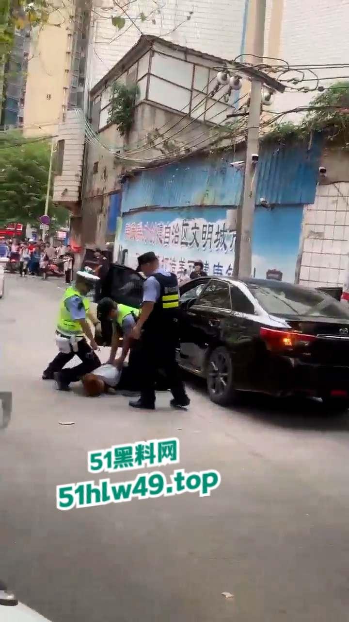 广东深圳精神小妹自驾无牌车辆小学门口,冲卡撞人后背厢藏刀带凶早想报复社会?-8