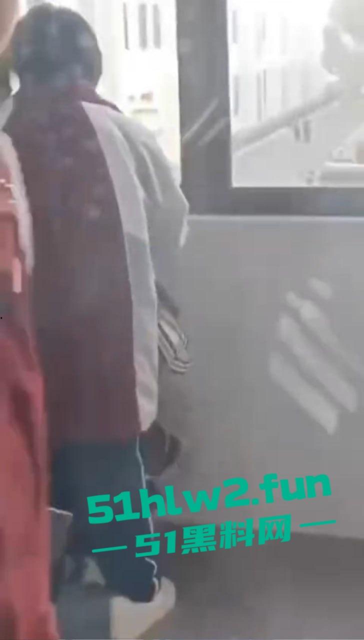 江苏淮阴中专教室走廊变活春宫!学生狗男女当众表演口交,偷拍视频疯传,学校沦为龟狗乐园!-4