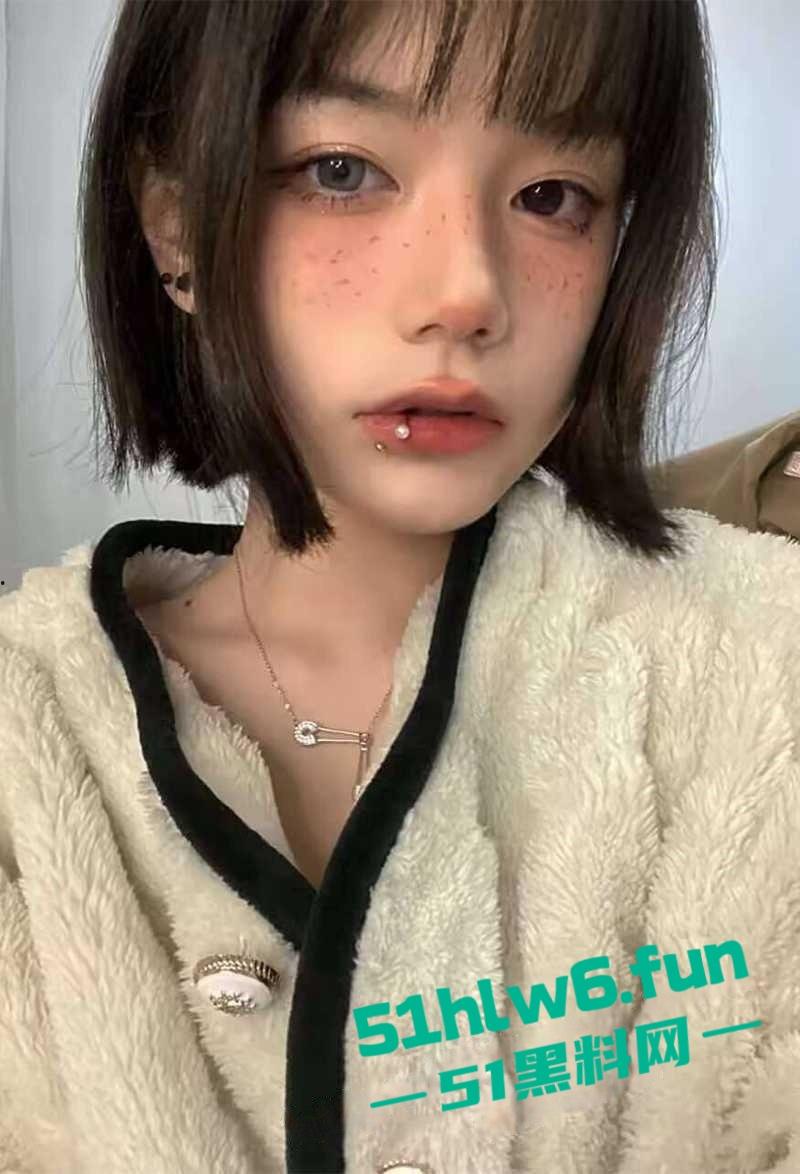 沈阳城市学院女神【张雨婷】露脸调教视频流出,口交吞精趴地当狗反差巨大!-3