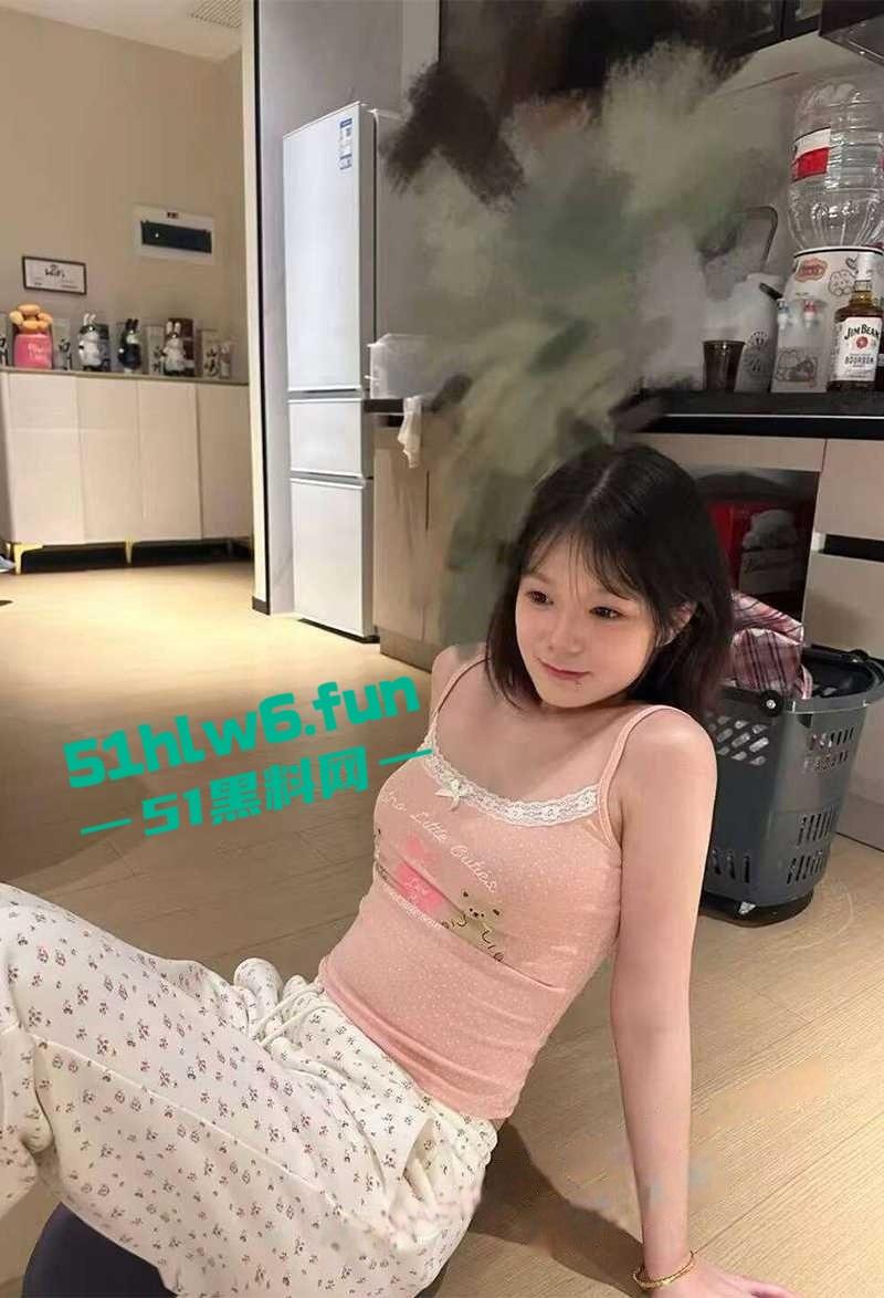 沈阳城市学院女神【张雨婷】露脸调教视频流出,口交吞精趴地当狗反差巨大!-7