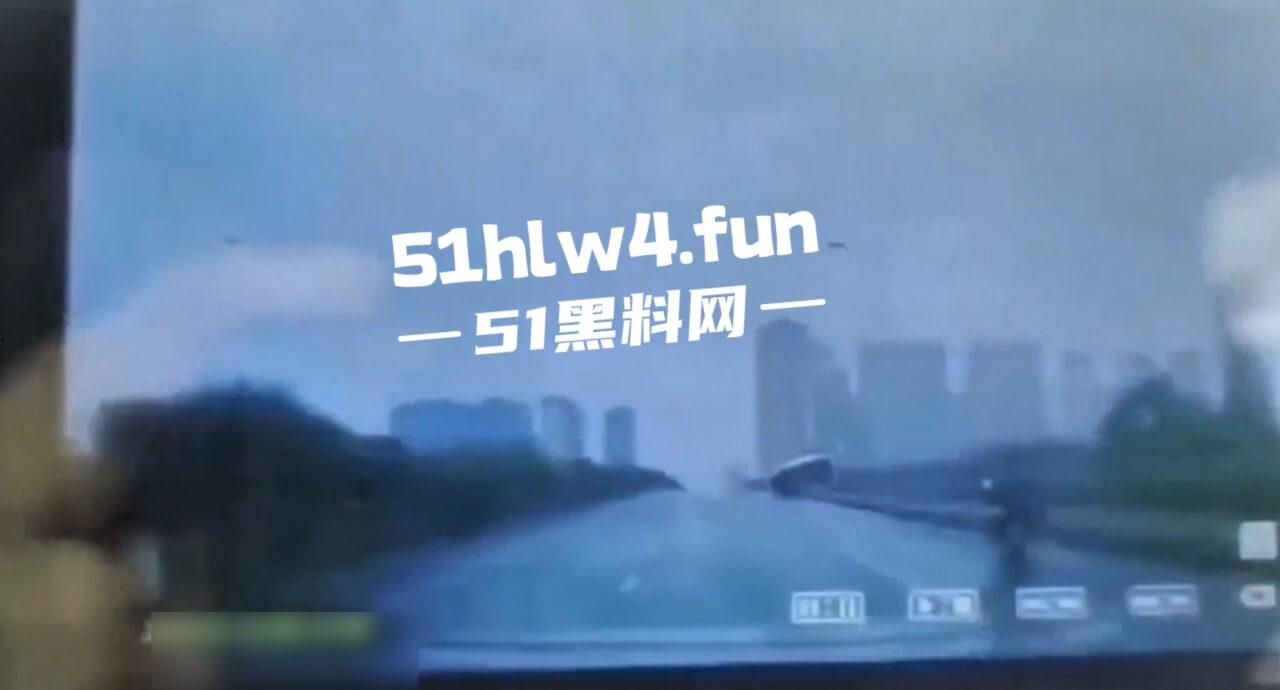 内江资中奇葩车祸五菱宏光加速超车，竟然失控出车祸俩人都变成熊猫脸，看着太搞笑了。-7