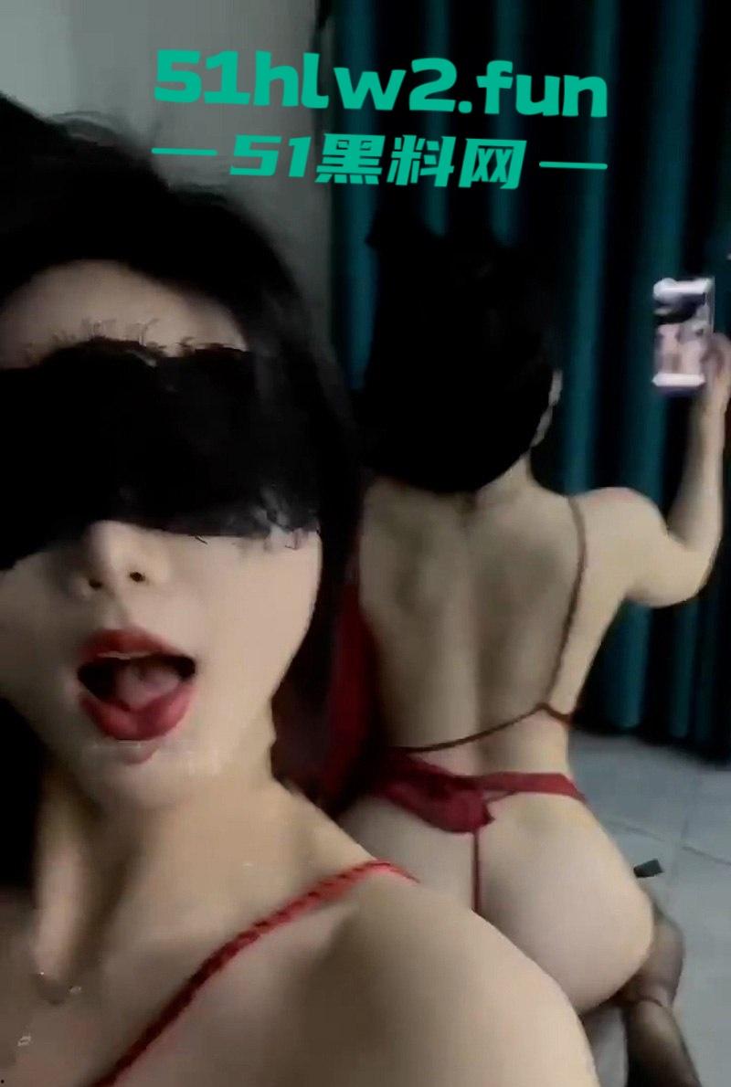 抖音网红【不骚不要钱】黑丝高跟足交自慰喷水,巨乳反差婊金主定制流出,奶子贴脸挤得人喘不过气!-5