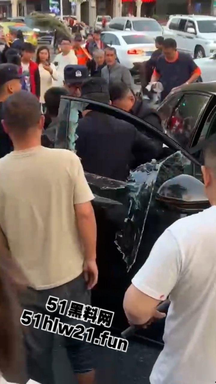 河南洛阳酗酒男驾车失控,闹市街区撞倒一片,倒霉路人头破血流命丢一半。-4