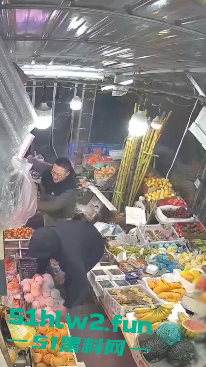 大连某水果店监控，恶意伤人事件曝光水果店老板不仅卖的贵，还缺斤少两以次充好被两男子报复砸摊。-7