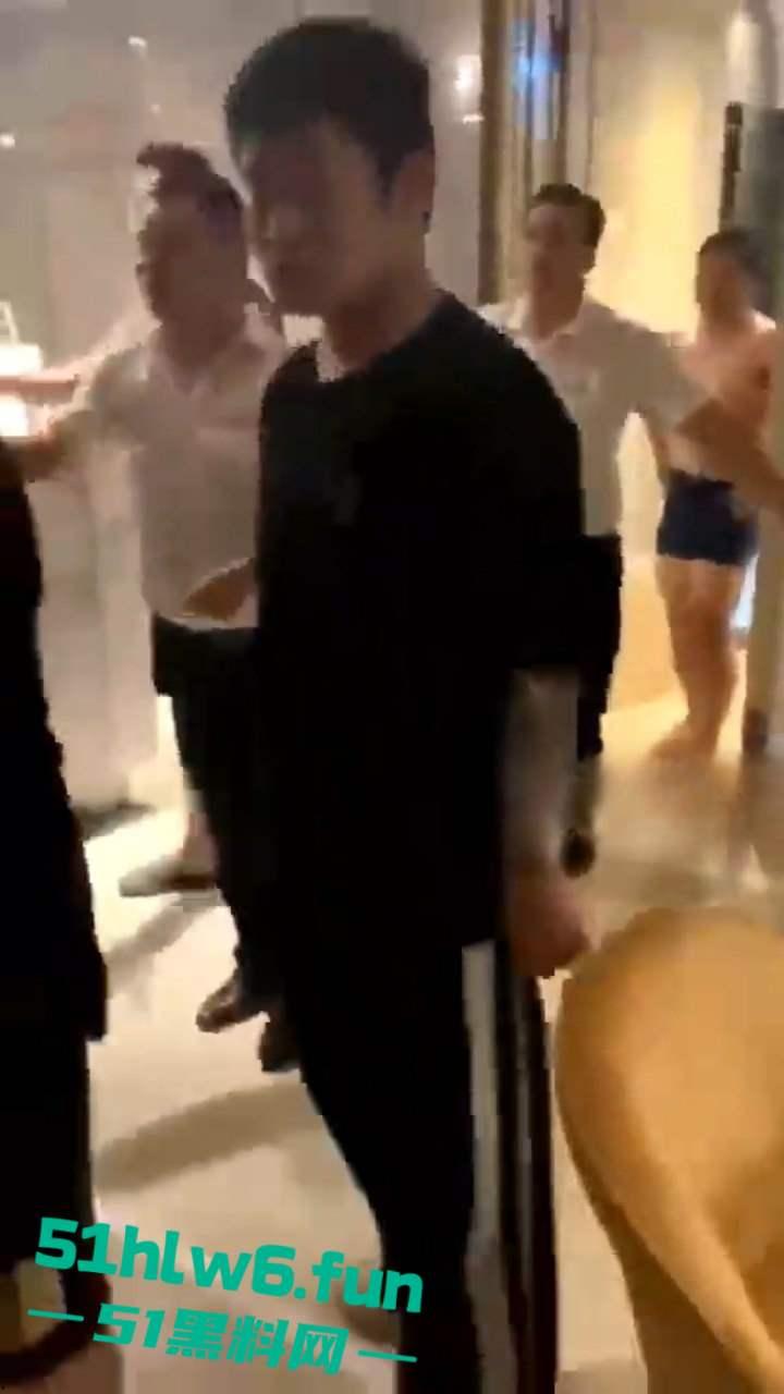 奇葩捉奸现场,骚逼老婆出轨被发现打开房门竟然是两男一女,老公和带来的人直接惊呆在现场。-3