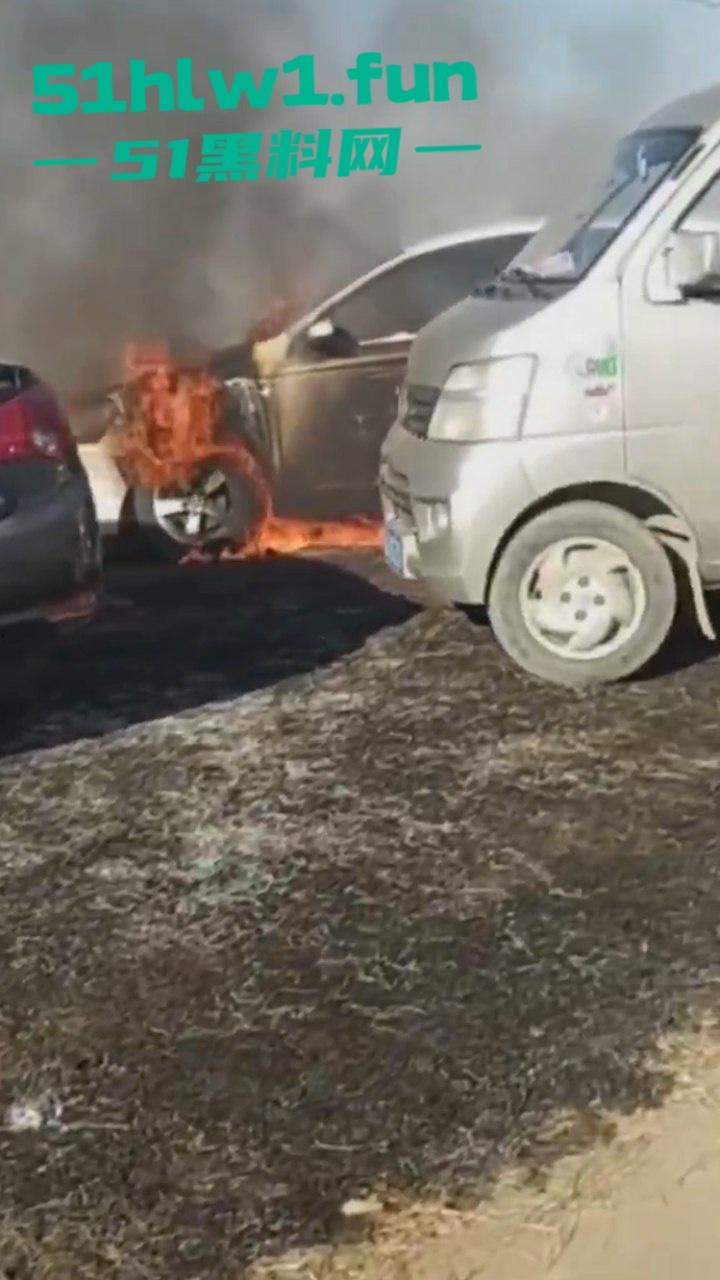 辽宁一停车场突发大火,竟是几个熊孩子放学后玩火烧车,导致几百辆车被烧毁这些家长可赔大了。-3