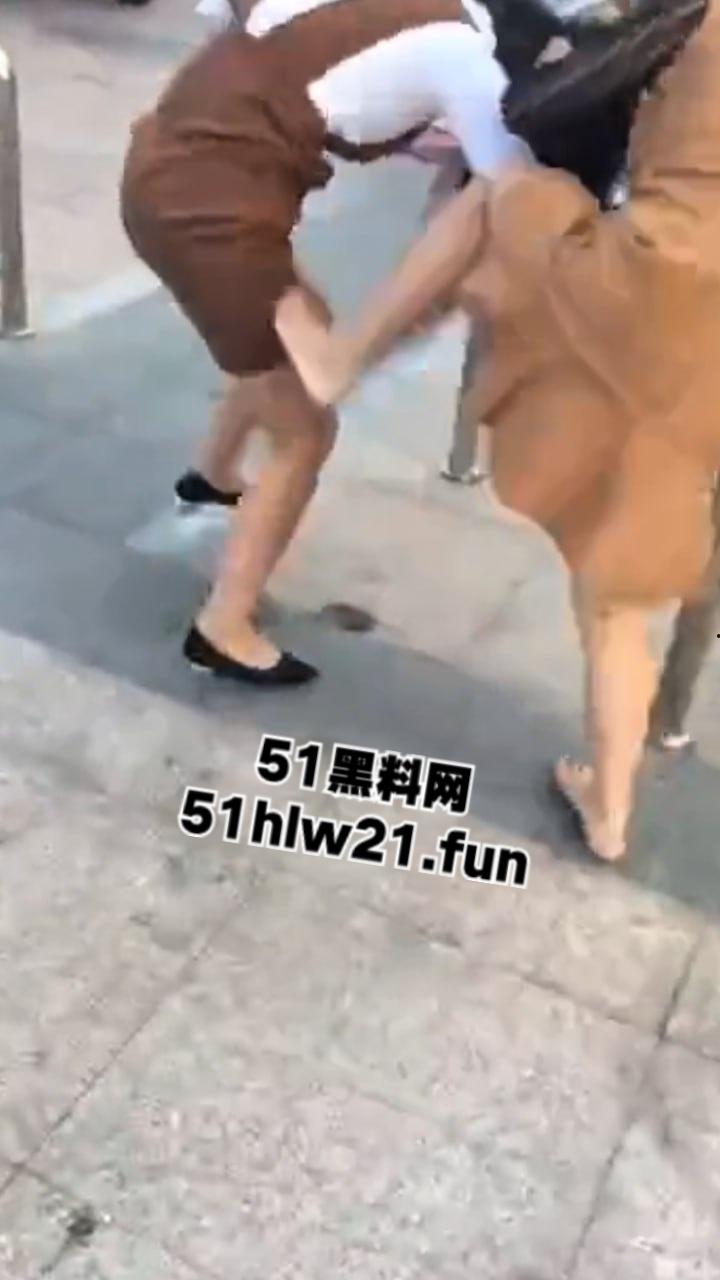 广西少妇爆锤小三现场,死命抓住小三头发脚踢,小三身材的确比原配更丰韵难怪老公会出轨呢。-5